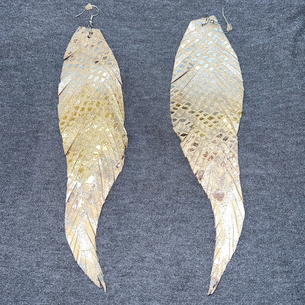 Leather mermaid print fringe earrings - Picture 5 of 11